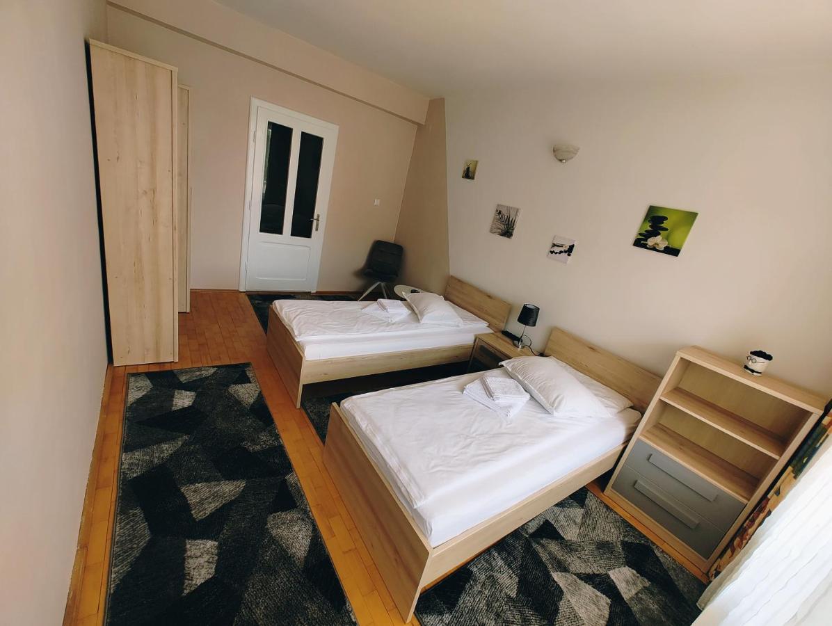 Ten'S Apartment - Spatios Si Linistit Cluj-Napoca Exterior photo